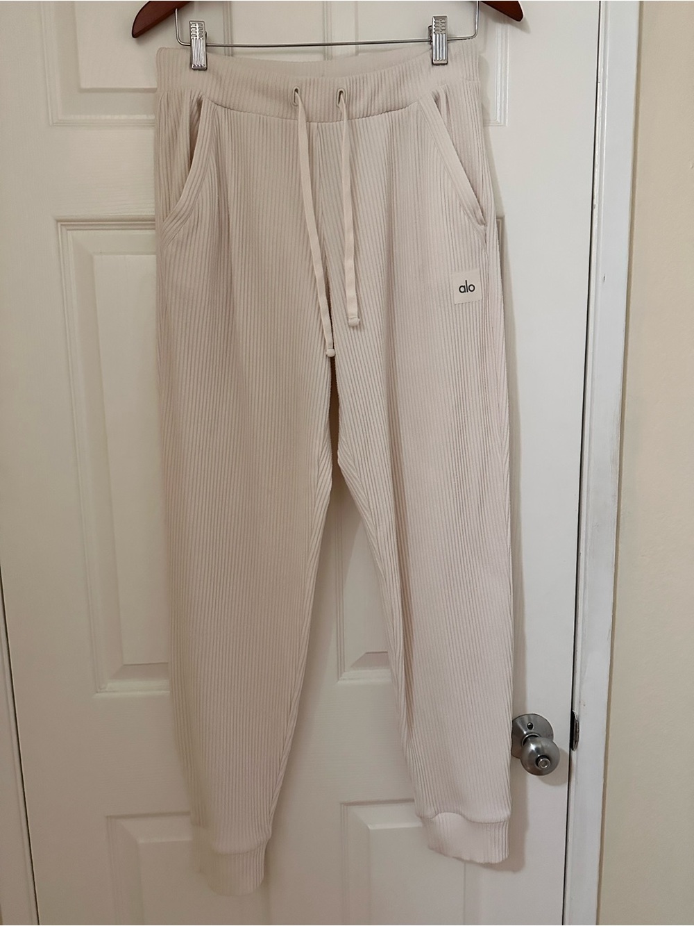 Alo Yoga Sz M Muse Ribbed Sweatpants Ivory Cream $108 MSRP Luxury Loungewear - Picture 3 of 7
